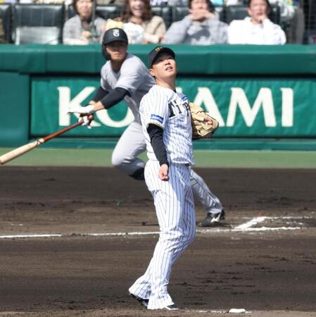 　１回、中山（奥）に左前適時打を浴びる西勇（撮影・中田匡峻）
