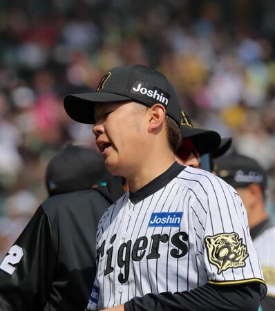 　２回を投げ終え、ベンチに引き揚げる西勇（撮影・北村雅宏）