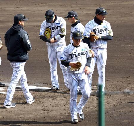 　３回途中、降板する西勇（撮影・山口登）