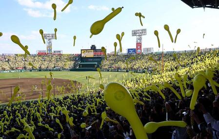 　７回、スタンドにジェット風船が舞う（撮影・山口登）