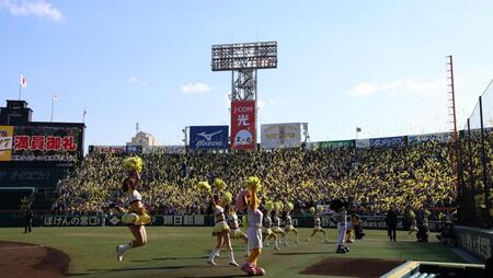 　７回、勝利を信じて舞い上がるジェット風船（撮影・北村雅宏）