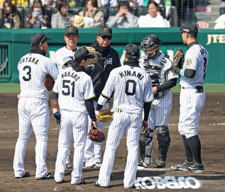 　３回、打席にキャベッジを迎え、西勇（左から２人目）を降板させる藤川監督（撮影・中田匡峻）
