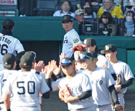 　巨人（手前）に敗れ、スタンドのあいさつに向かう藤川監督（撮影・中田匡峻）