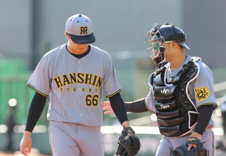 　５回、７失点で降板する津田（左）＝撮影・西岡正