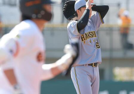 　１回、重信（左）に先頭打者本塁打を浴びた津田（撮影・西岡正）