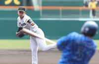 　１回、宮崎を右飛に打ち取る門別（撮影・中田匡峻）