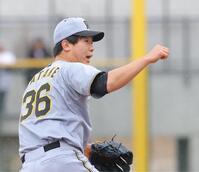 　２回に登板し力投する畠（撮影・西岡正）