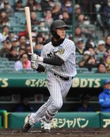 　３回、二塁打を放つ小幡（撮影・北村雅宏）