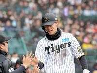 ３回、先制となる生還を果たし、ベンチ前で笑顔を見せる三走・小幡（撮影・北村雅宏）