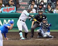 　５回、左翼線に２点適時二塁打を放つ（投手・庄司、捕手・山本）＝撮影・山口登