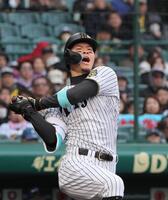 ７回、ファウルを放つ佐藤輝（撮影・北村雅宏）