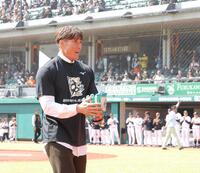 　セレモニアルピッチを終え、ベンチへ戻る糸井嘉男ＳＡ（撮影・西岡正）