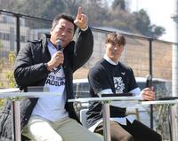 　トークショーを行う上原浩治氏（左）と糸井嘉男ＳＡ（撮影・西岡正）