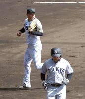 　３回、失点を許す西勇（右は浅野）＝撮影・山口登