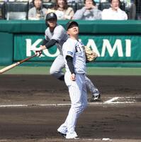 　１回、中山（奥）に左前適時打を浴びる西勇（撮影・中田匡峻）