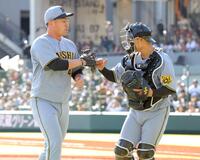 　１イニングを無失点に抑え、藤田（右）とタッチを交わす桐敷（撮影・西岡正）