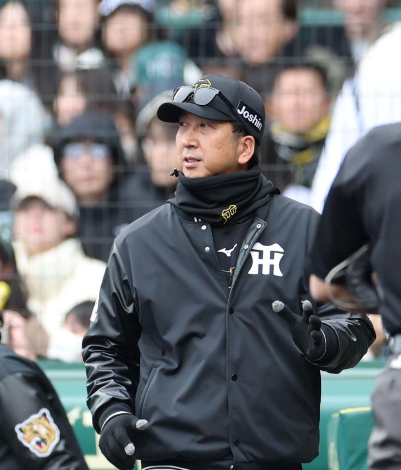 ５回を終え、選手交代を告げに向かう藤川監督（撮影・中田匡峻）
