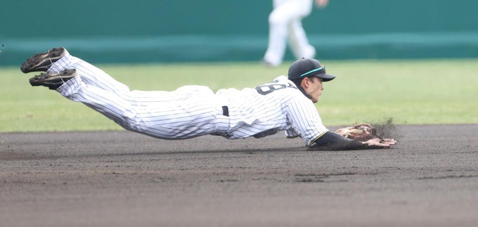 　１回、梶原の打球を処理する小幡（撮影・中田匡峻）