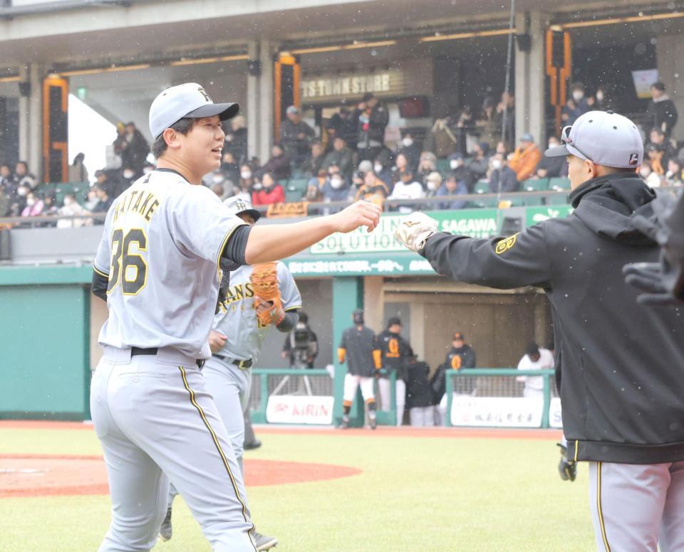 　３回、無失点に抑え、ナインとタッチを交わす畠（左）＝撮影・西岡正