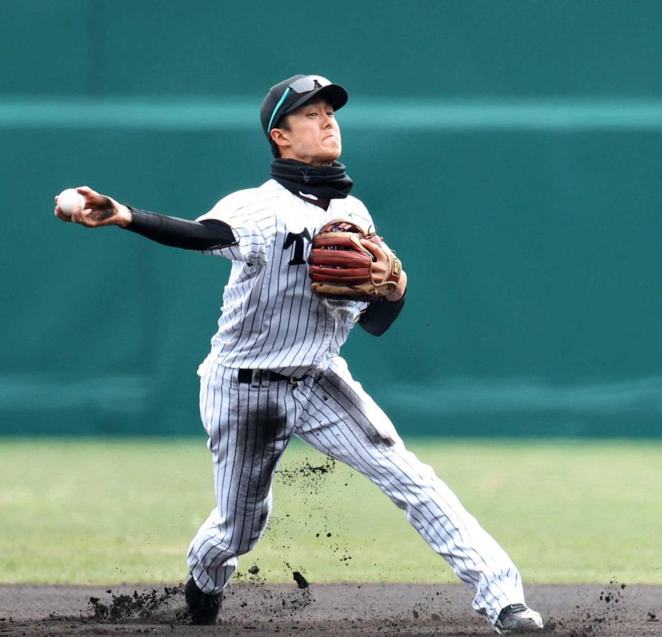 　１回、梶原の打球を好捕し、一塁に送球する小幡（撮影・中田匡峻）