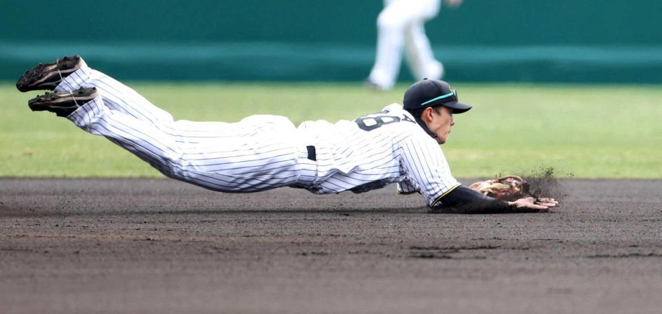 　１回、梶原の打球に飛びつく（撮影・中田匡峻）