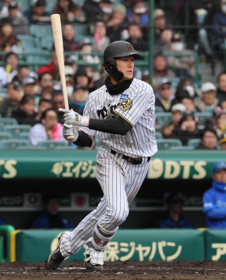 　３回、二塁打を放つ小幡（撮影・北村雅宏）