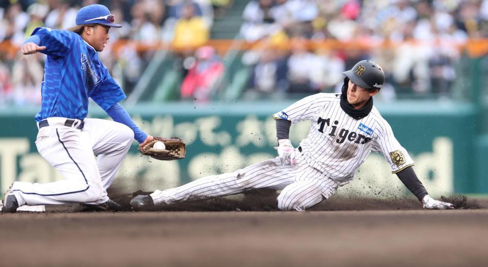 　６回、二盗を決める小幡。左は二塁手の石上（撮影・中田匡峻）