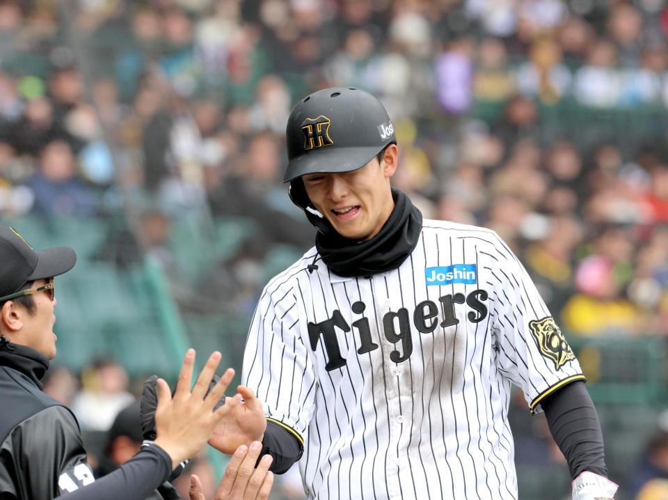 ３回、先制となる生還を果たし、ベンチ前で笑顔を見せる三走・小幡（撮影・北村雅宏）