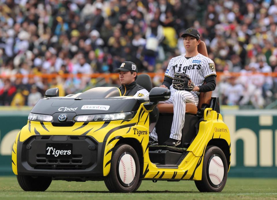 　８回途中、リリーフカーでマウンドへ向かう工藤（撮影・北村雅宏）