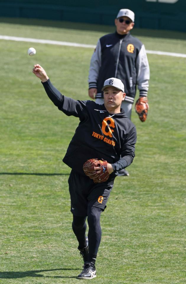 　キャッチボールをする田中将。奥は久保巡回投手コーチ（撮影・中田匡峻）