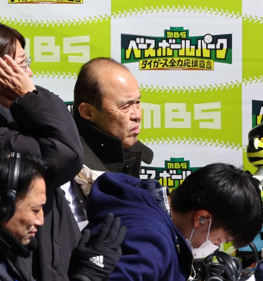 　解説する岡田オーナー付顧問（撮影・山口登）