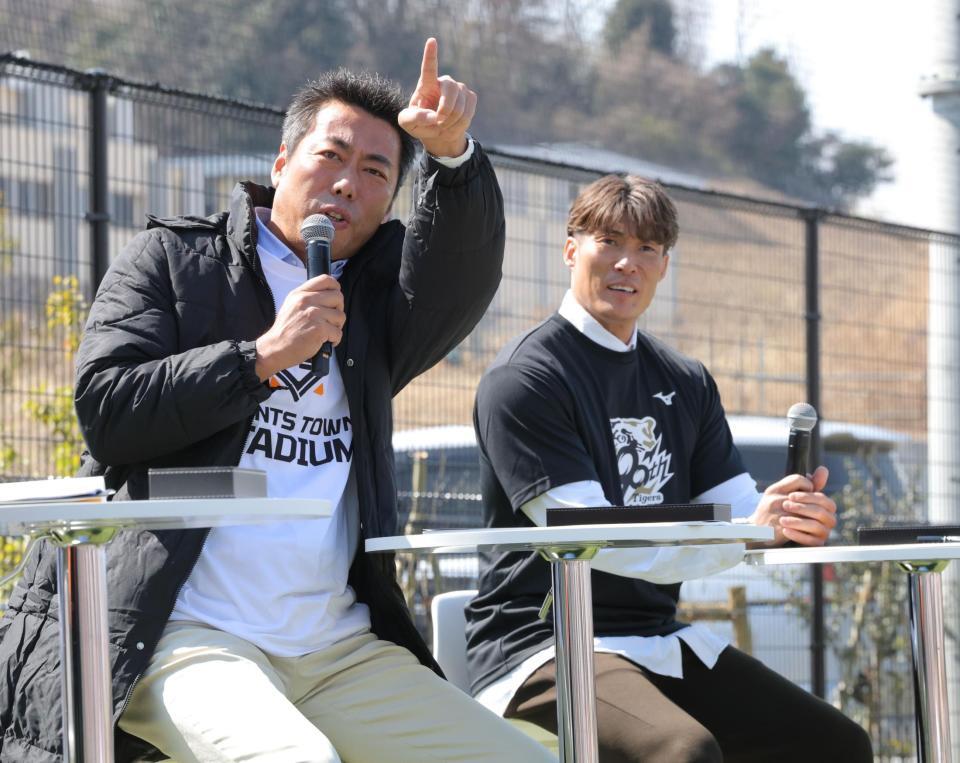 　トークショーを行う上原浩治氏（左）と糸井嘉男ＳＡ（撮影・西岡正）