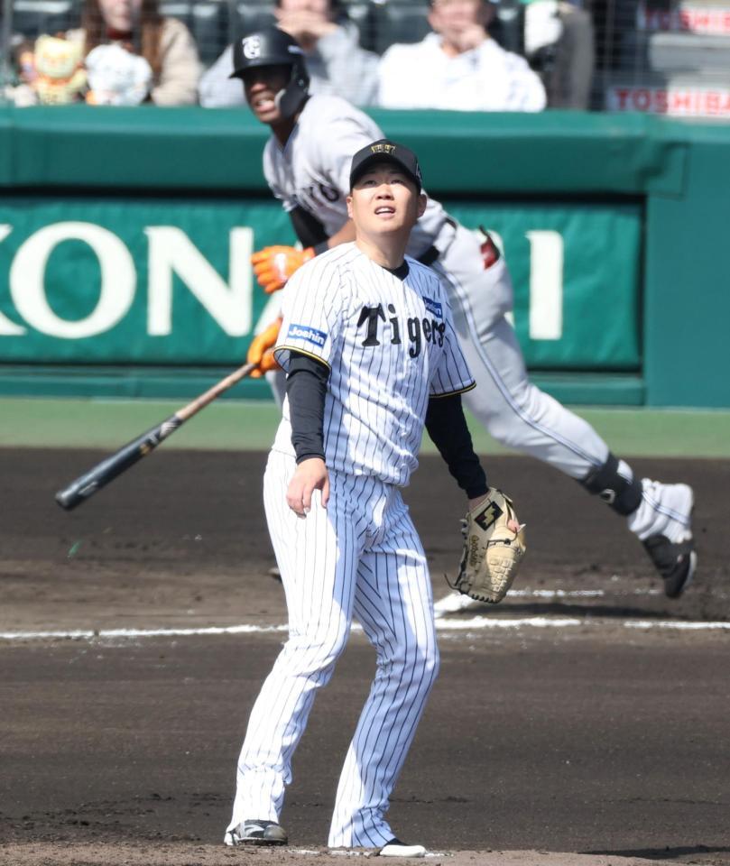 　１回、ヘルナンデス（奥）に先制の中犠飛を浴びた西勇（撮影・中田匡峻）