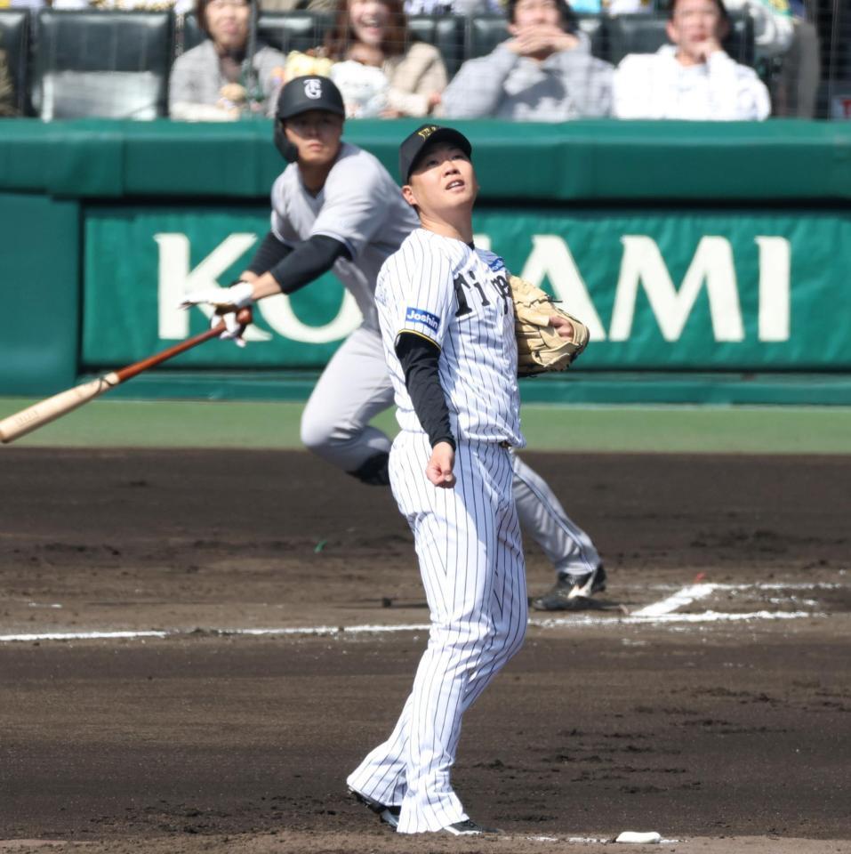 　１回、中山（奥）に左前適時打を浴びる西勇（撮影・中田匡峻）