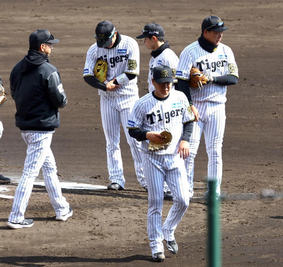 　３回途中、降板する西勇（撮影・山口登）