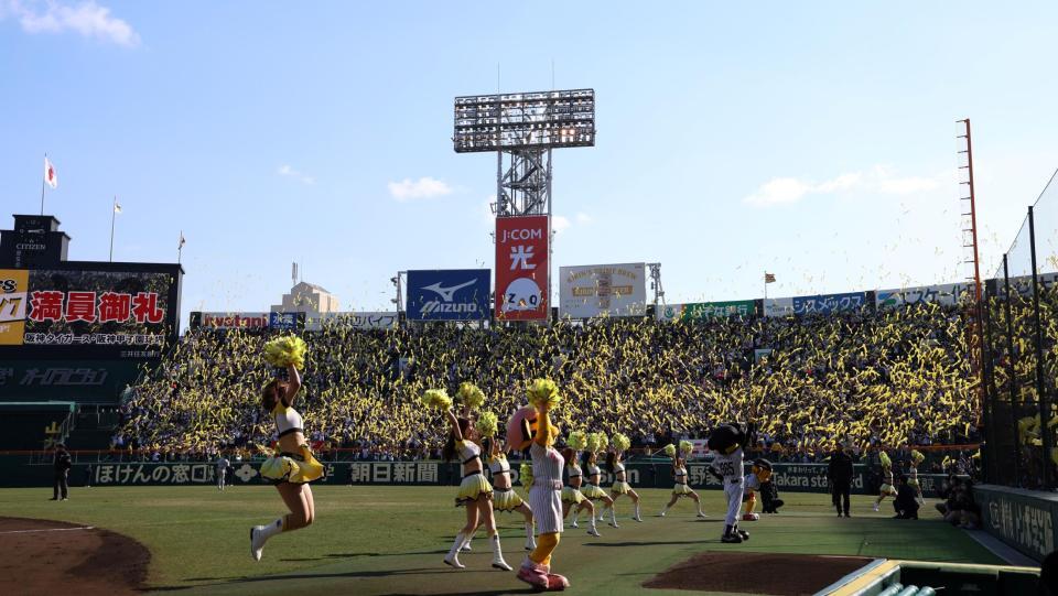 　７回、勝利を信じて舞い上がるジェット風船（撮影・北村雅宏）