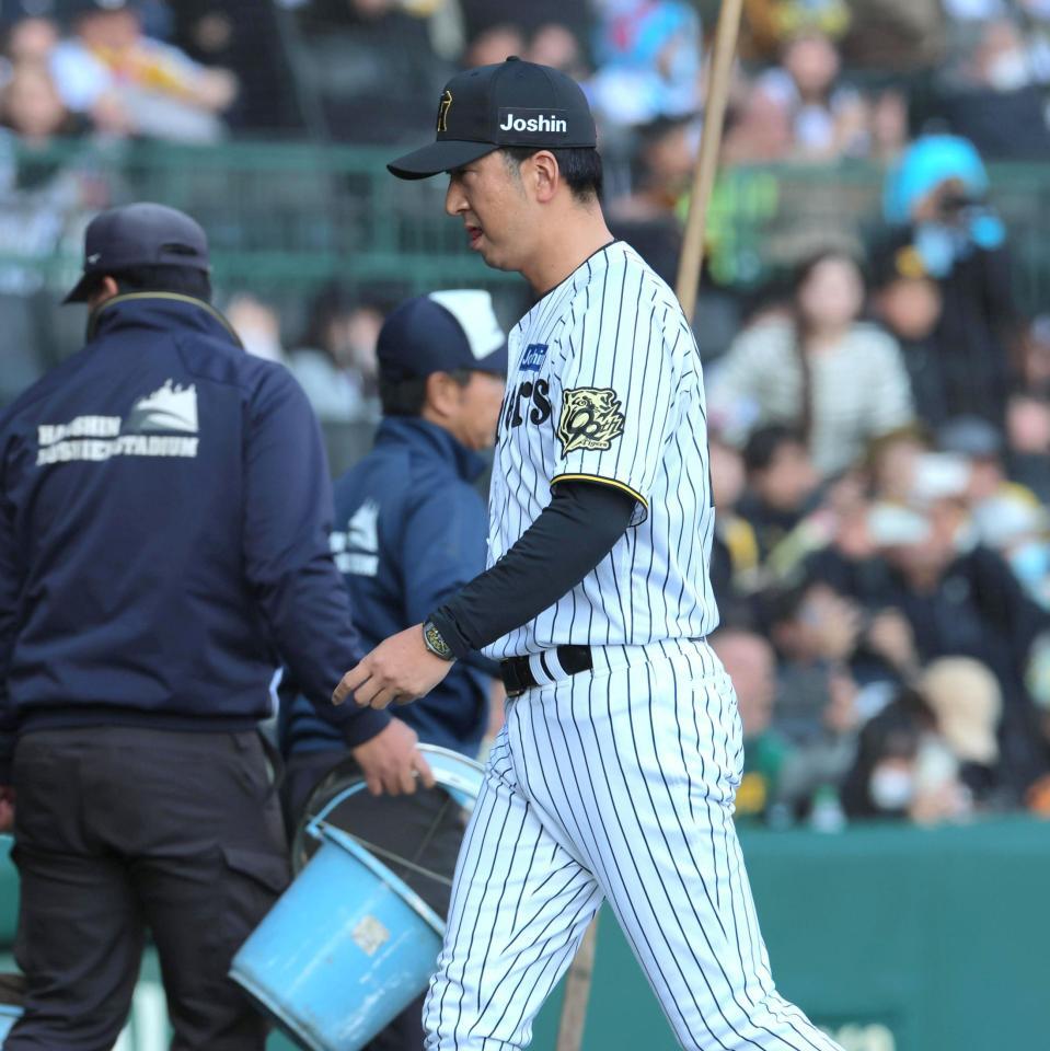 　巨人に敗れ、足早に引き揚げる藤川監督（撮影・北村雅宏）