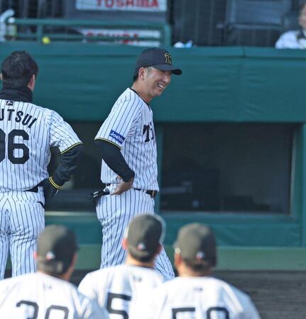 　巨人に敗れたが、笑顔でグラウンドに出てくる藤川監督（撮影・中田匡峻）