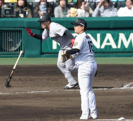 　３回、荒巻（奥）に適時二塁打を浴びる西勇（撮影・中田匡峻）