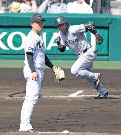 　１回、浅野（奥）に適時打を浴びる西勇（撮影・中田匡峻）