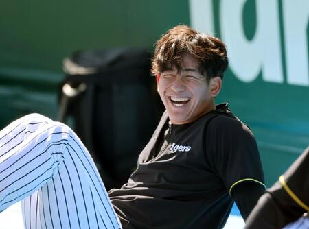 　練習の合間、リラックスしながら笑顔を見せる伊原（撮影・田中太一）