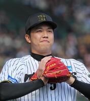 　４回攻撃中、ベンチ前で準備を整える才木（撮影・北村雅宏）