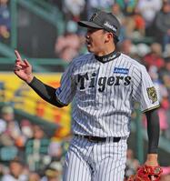 　６回、中山のスイングをアピールする才木（撮影・北村雅宏）