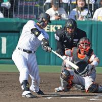 　７回、右前打を放つ前川（撮影・中田匡峻）