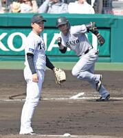 　１回、浅野（奥）に適時打を浴びる西勇（撮影・中田匡峻）