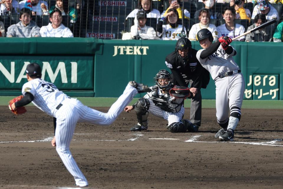 　７回、空振り三振に倒れる岡本（撮影・中田匡峻）