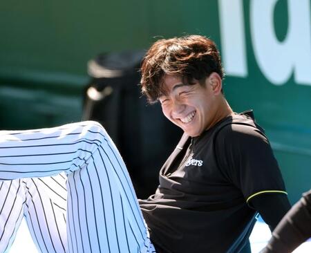 　練習の合間、リラックスしながら笑顔を見せる伊原（撮影・田中太一）