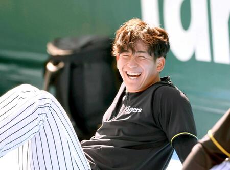 　練習の合間、リラックスしながら笑顔を見せる伊原（撮影・田中太一）