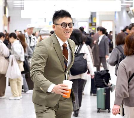 　笑顔で新幹線のホームへ向かう前川（撮影・田中太一）