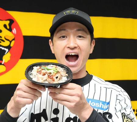 　コラボグルメ「近本のさっぱり牛カルビ丼～淡路島産たまねぎ盛り・デミ風ソースｖｅｒ．～」を手にする近本（撮影・中田匡峻）